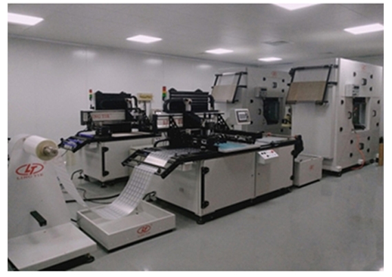 स्क्रीन प्रिंटिंग मशीन रोल करने के लिए चिपकने वाला स्टिकर लेबल स्वचालित रोल
